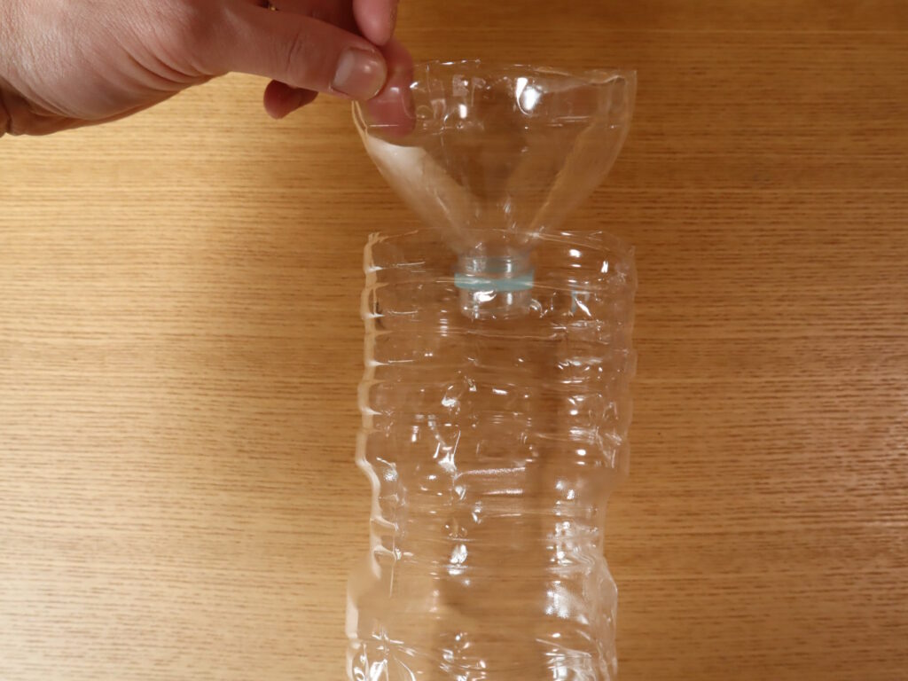 Photo of assembling plastic bottles for bottle fishing.