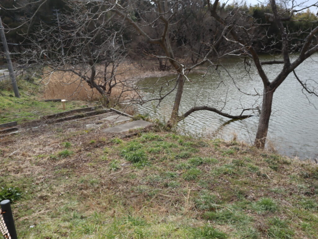 Photographs of actual reservoirs for bottle fishing.